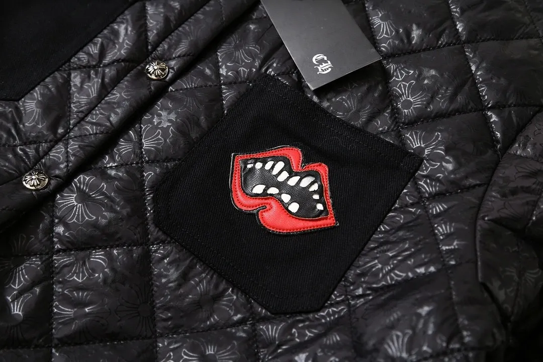 🅿️360 Chrome Hearts Marty Boy red lip quilted all-over printed shirt and cotton jacket. New products in the counter are small cotton-padded jackets for men and women. Diamond quilted quilting, moderate thickness. Retro fashion, never out of fashion. 1️⃣Fabric: Same as original fabric. Surface fabric. Lining molded with CH pattern logo, custom-woven quilted cotton material. 2️⃣Hardware: Original mold opening, customized CH original four-button buckle. Accessories: Original customized latest main label (genuine leather label) 3️⃣The whole garment is neatly routed and consistent with ZP. Double-layer stand-up collar, inner lining, distressed cross buttons. Feel free to compare any version! ! A noble item with its own high-end atmosphere. It is really rare. It is grand and elegant. It has a unique sense of sight on the high street. It is elegant, noble and unique, making this simple and fashionable cotton jacket an excellent item that is currently sought after. It can be worn by both men and women, and it is suitable for couples! ! Color: Black Sizes: S, M, L, XL